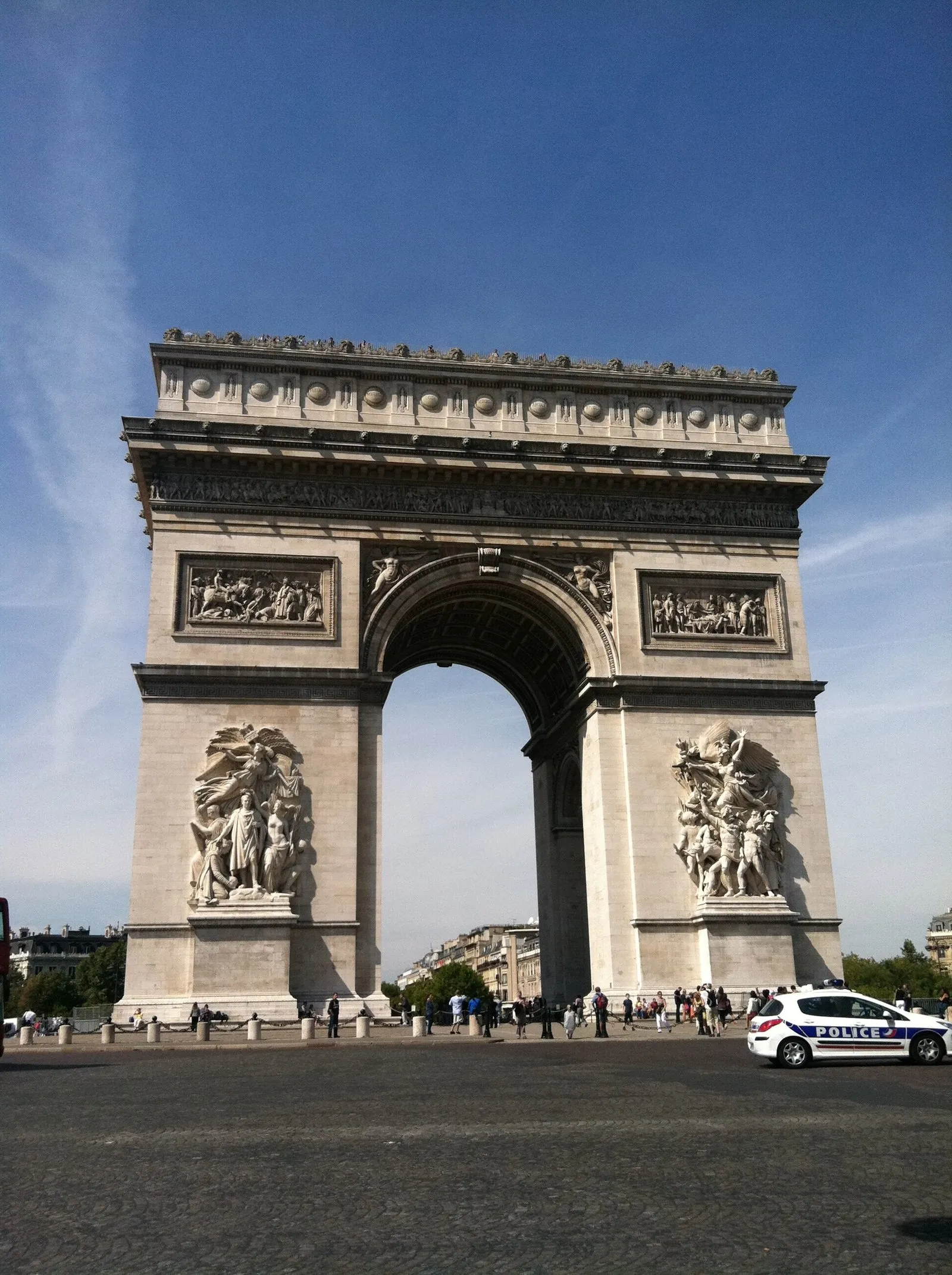 L’Arc de triomphe de l’Étoile, de jour, sous un ciel bleu