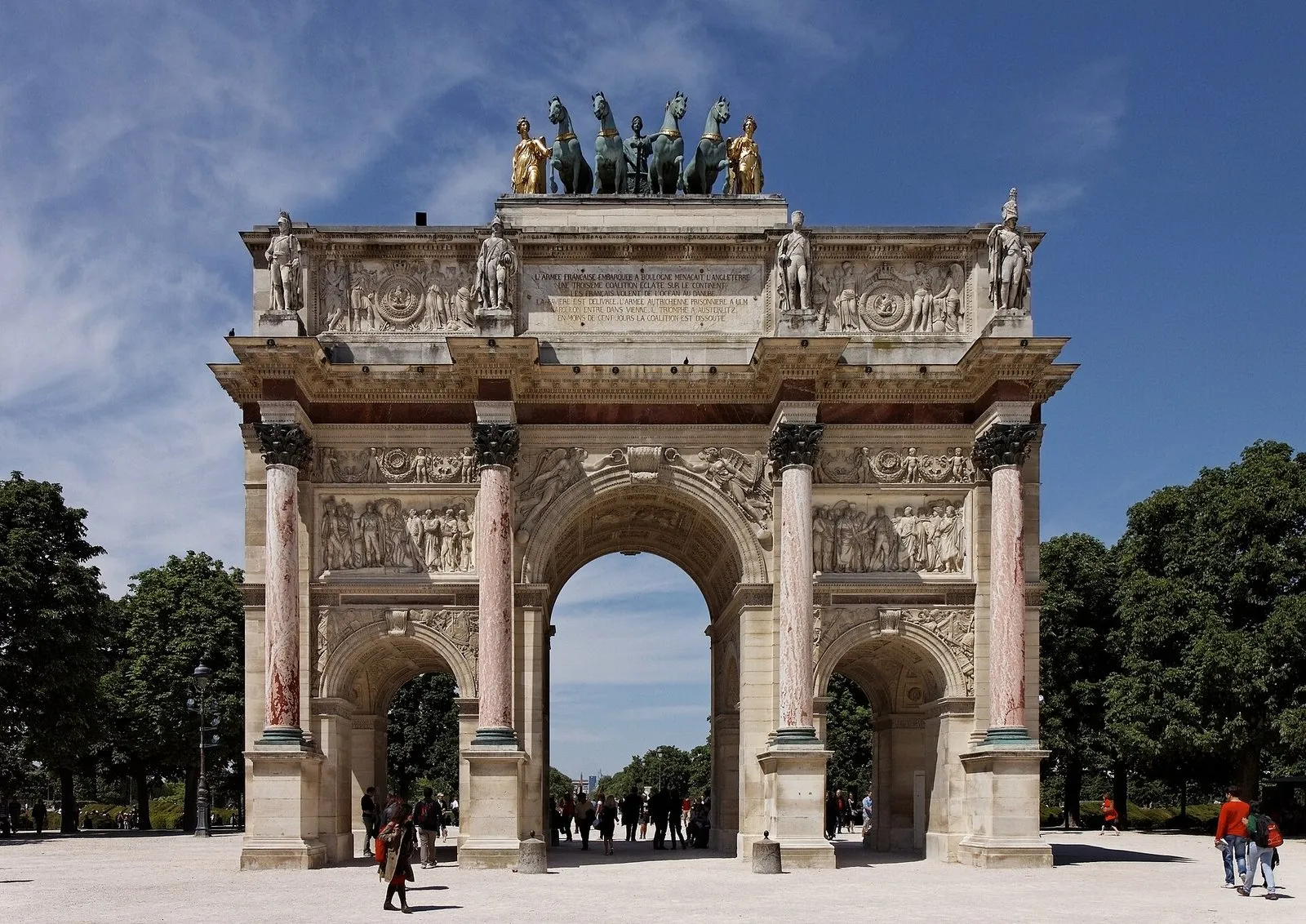 L’arc de triomphe du Carrousel, entre le Louvre et le jardin des Tuileries