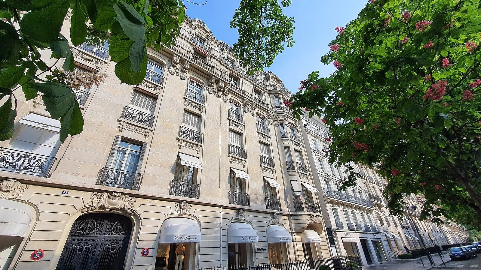 Un immeuble haussmannien de l’avenue Montaigne, avec ses boutiques au rez-de-chaussée