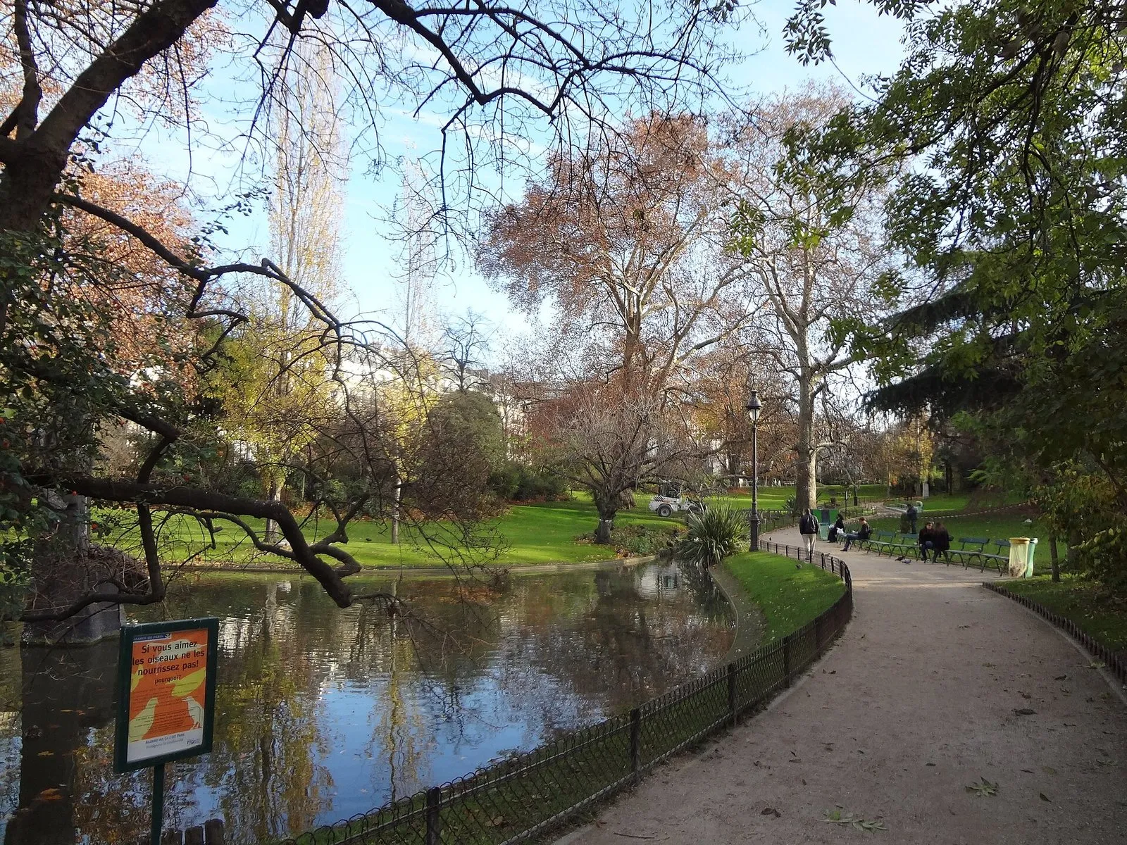 Le square des Batignolles, son étang et son allée