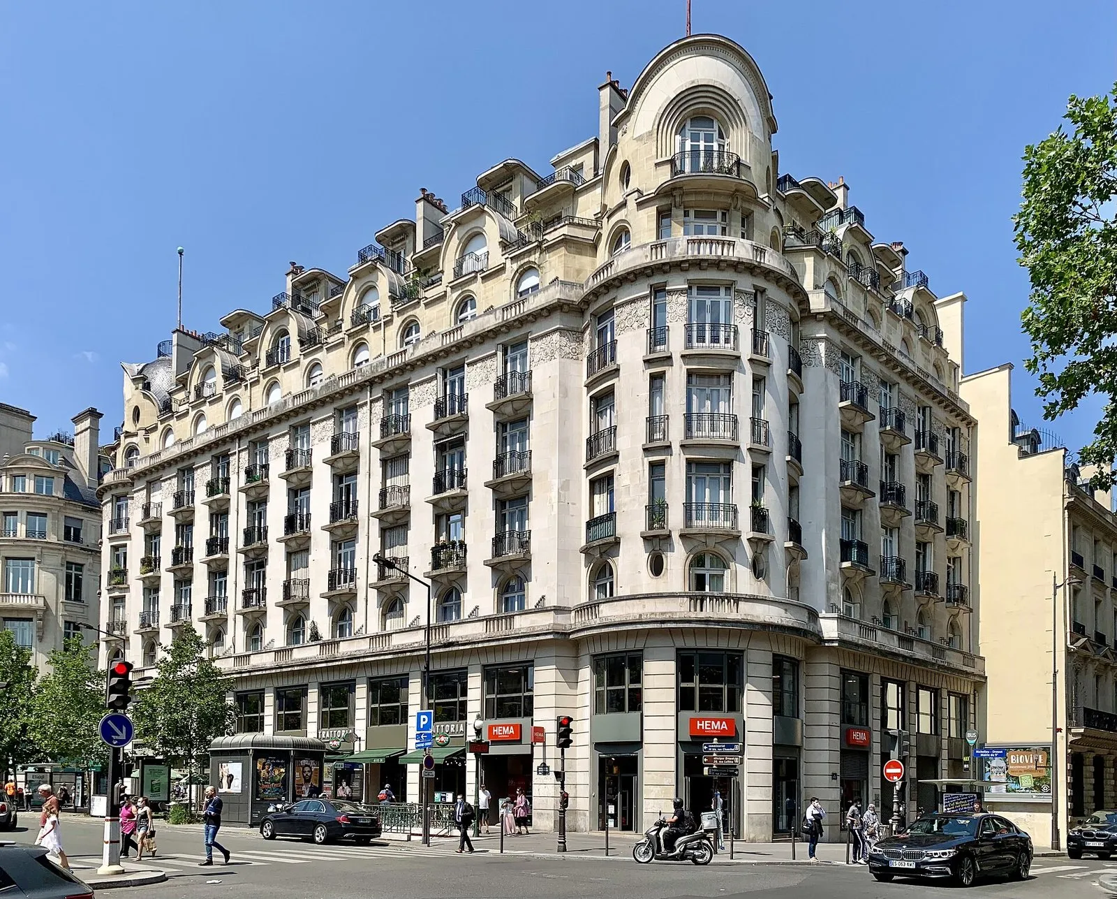 A corner building on boulevard Haussmann, between the Opéra and the department stores