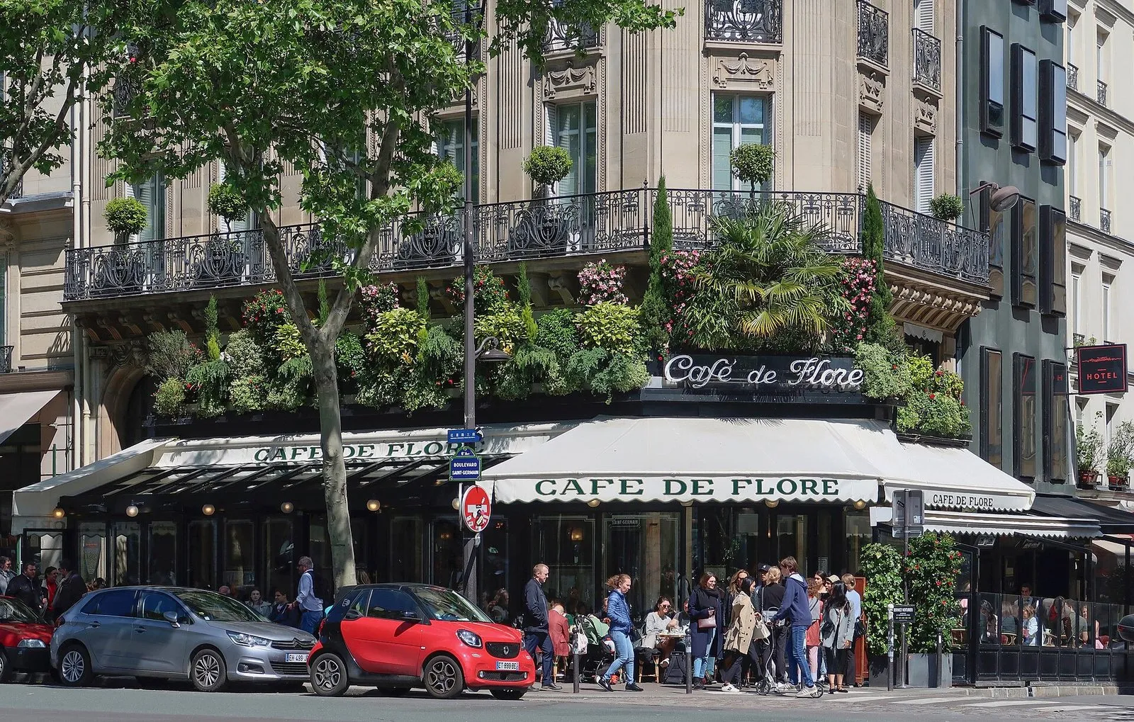 La terrasse du Café de Flore, boulevard Saint-Germain