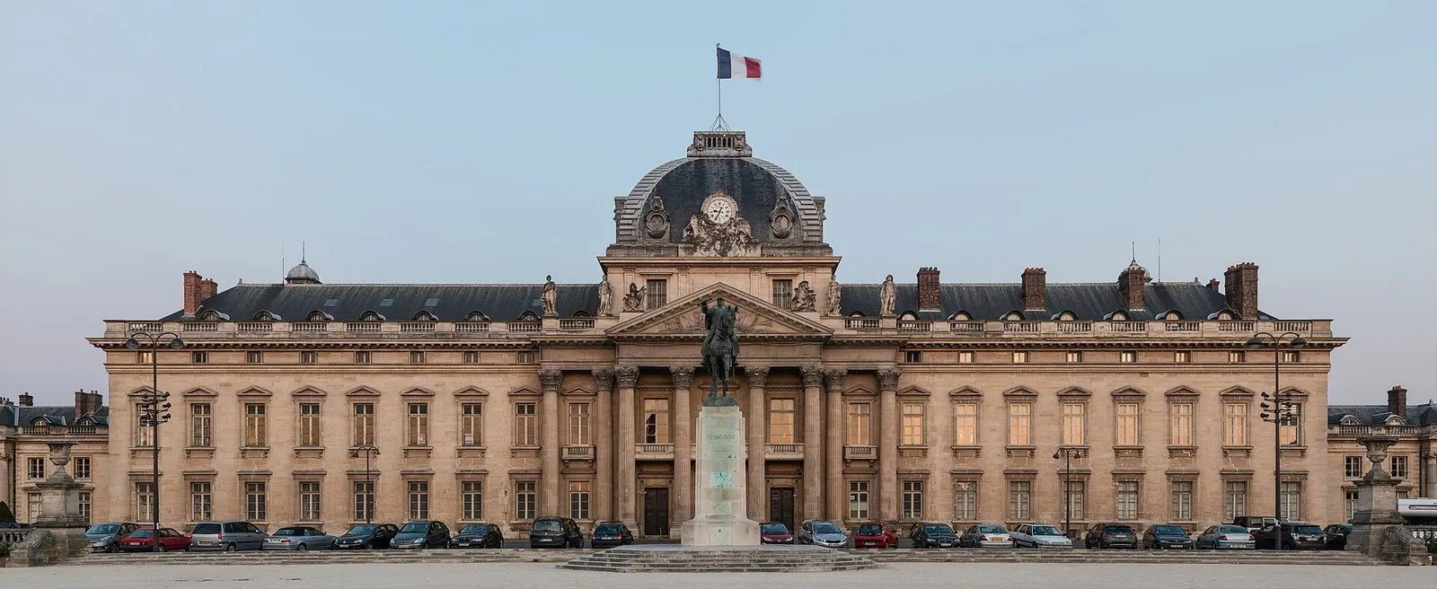 La façade de l’École militaire, au bout du Champ-de-Mars