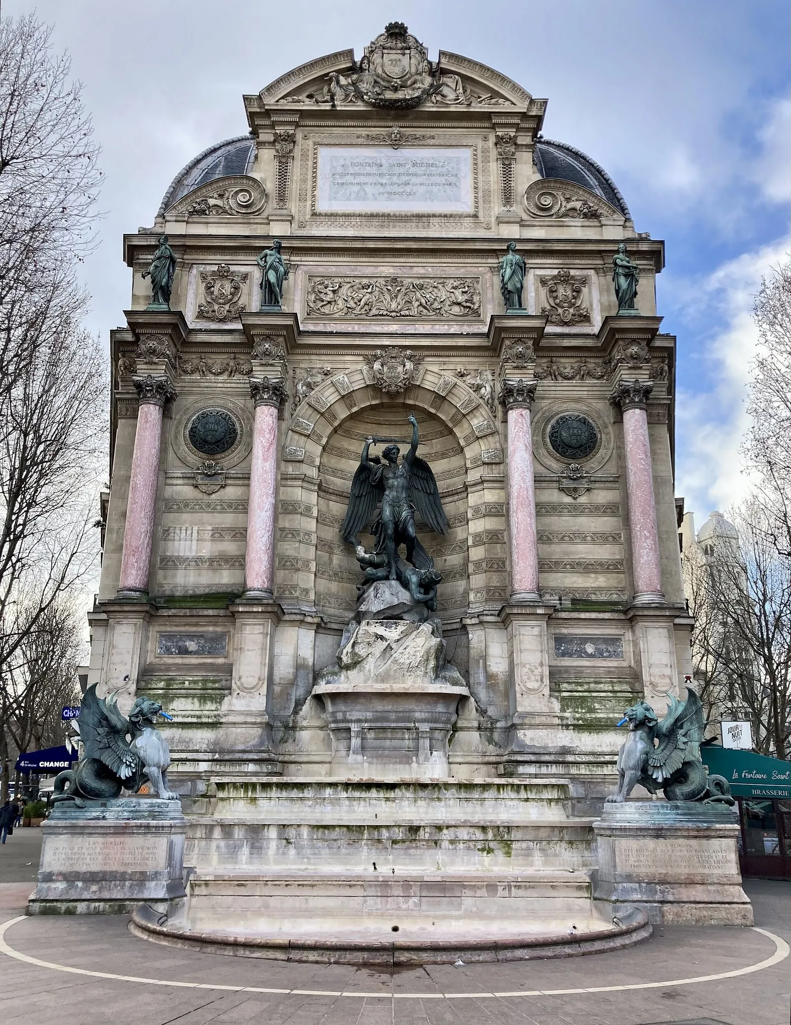 La fontaine Saint-Michel, place Saint-Michel, au cœur du Quartier latin