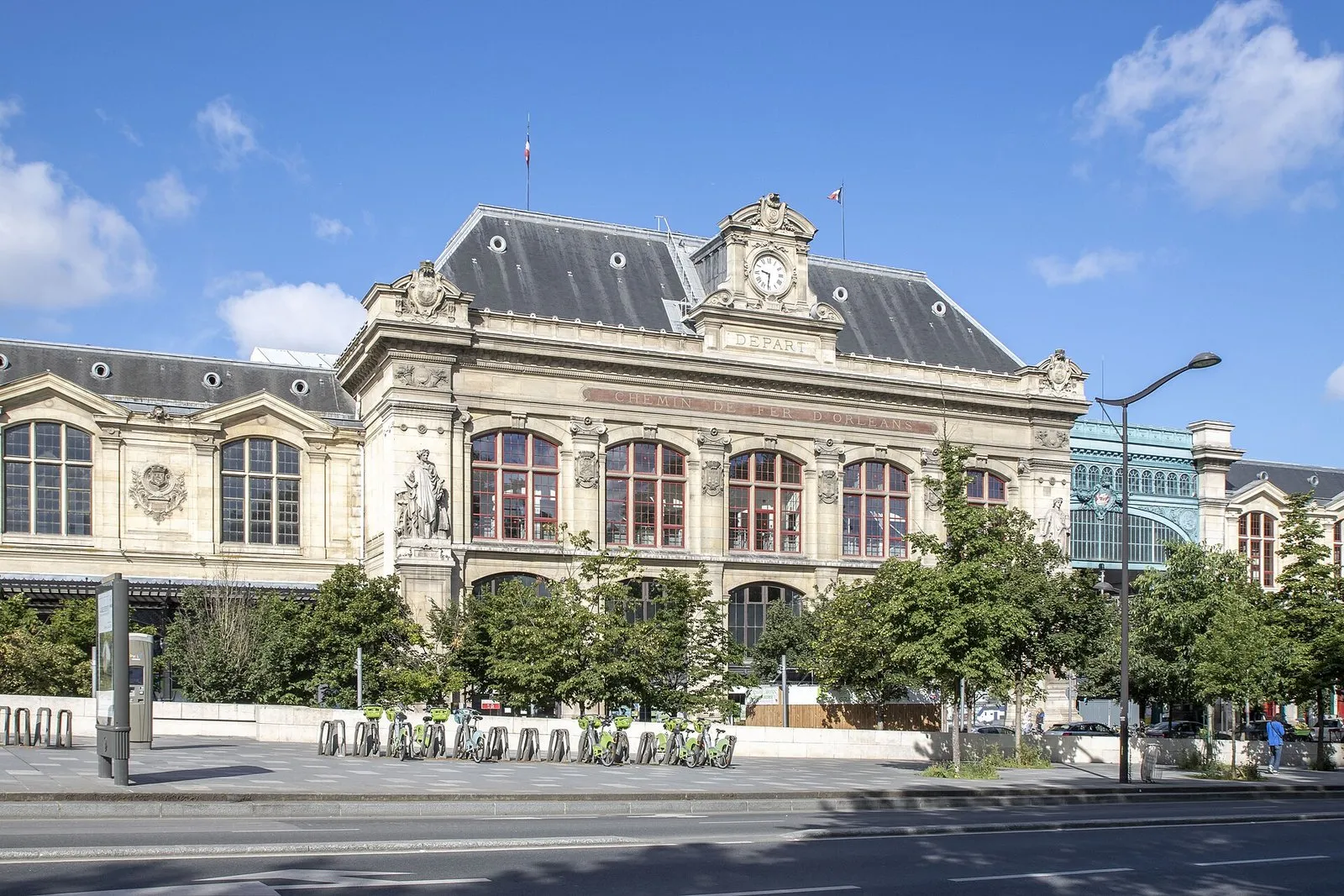 La façade de la gare d’Austerlitz, côté Seine