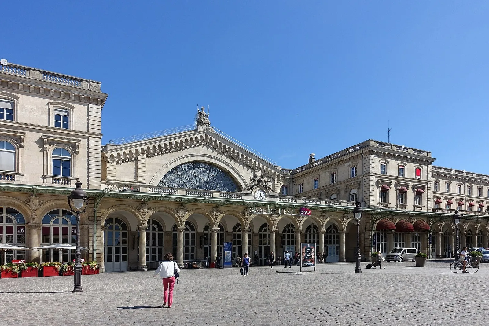 La façade de la gare de l’Est et son parvis