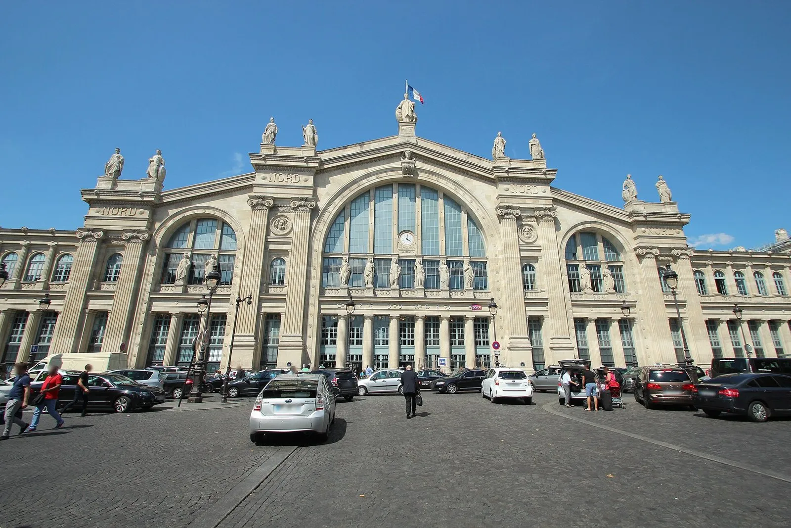 La façade de la gare du Nord, avec sa grande verrière centrale