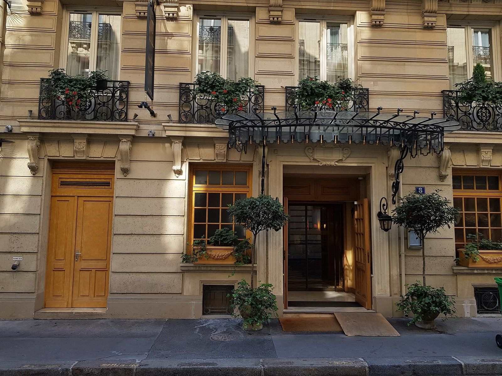 Facade of Hôtel Chambiges Élysées, 8 rue Chambiges