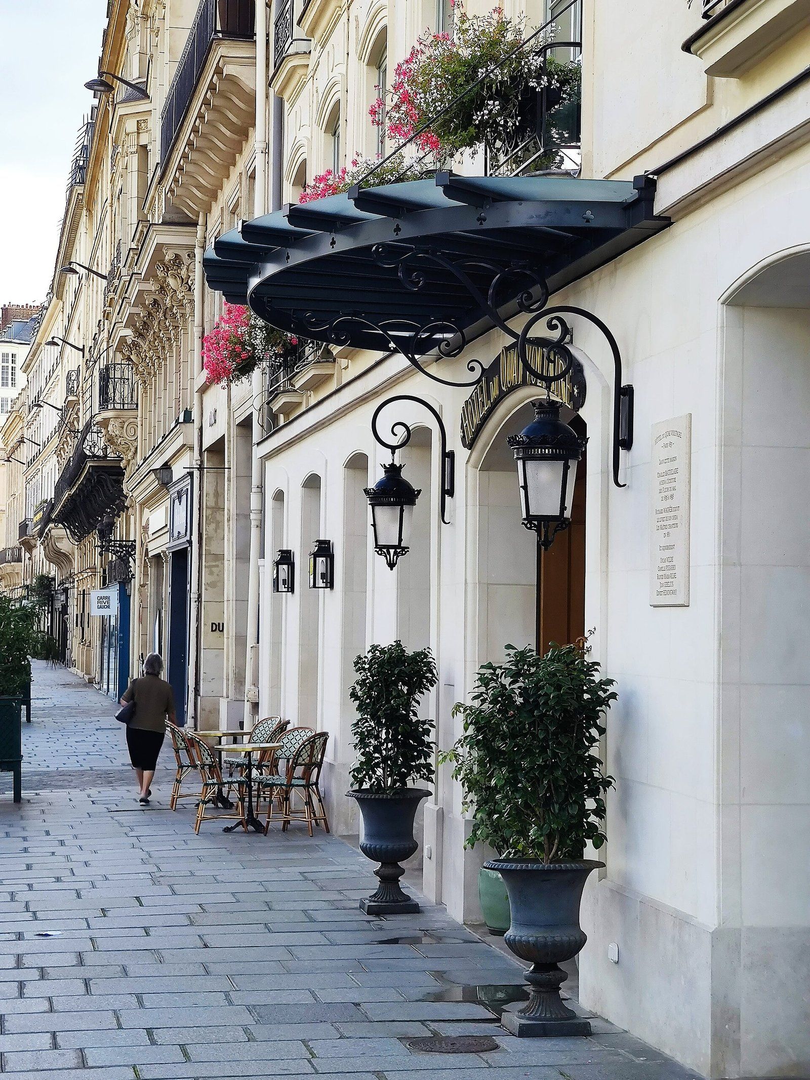 Façade de l'Hôtel du Quai Voltaire, 19 quai Voltaire