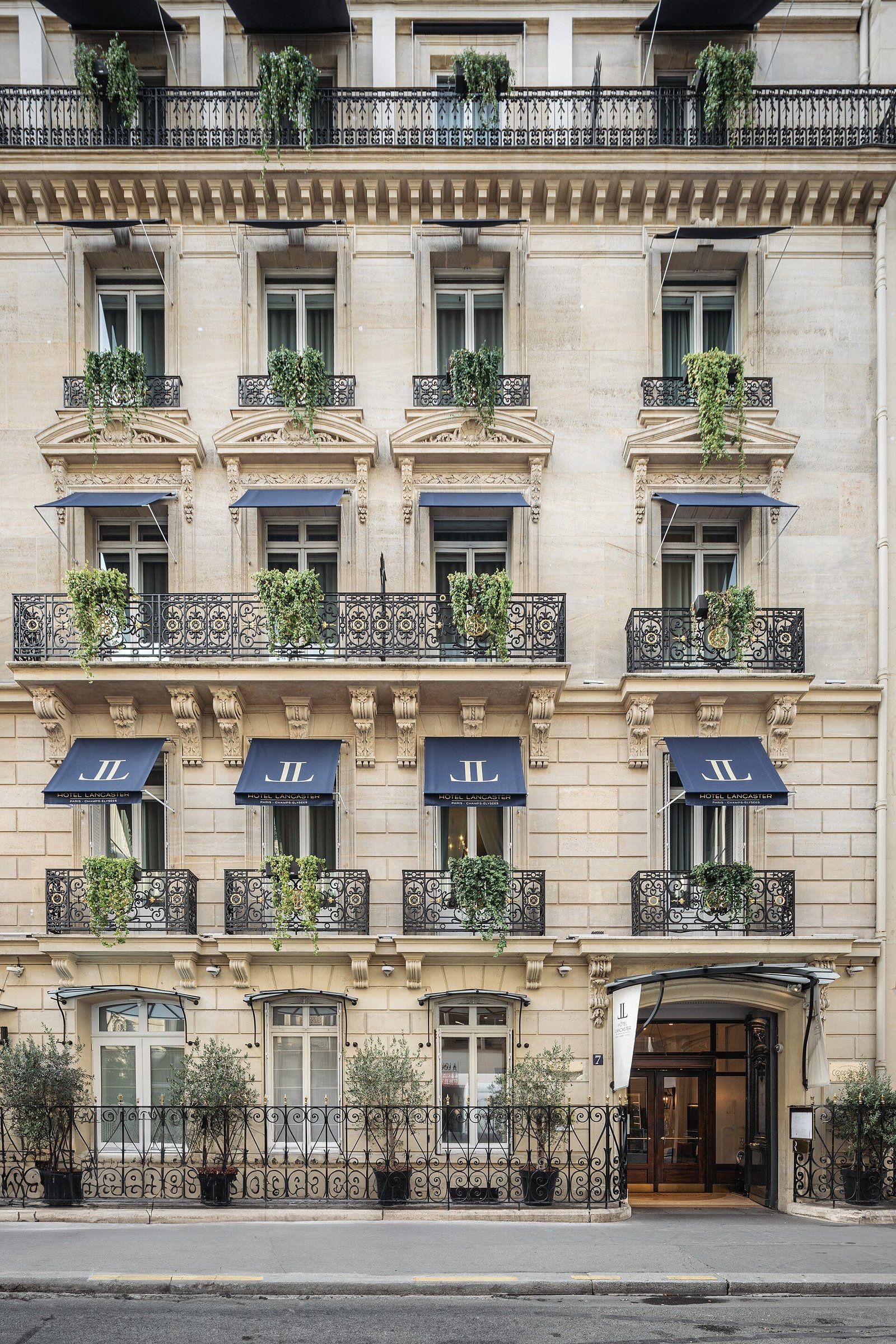 Façade de l'Hôtel Lancaster, 7 rue de Berri