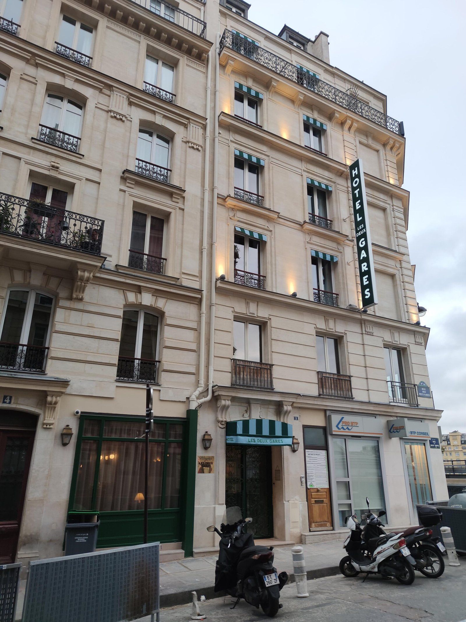 Facade of Hôtel Les Deux Gares, 2 rue des Deux-Gares