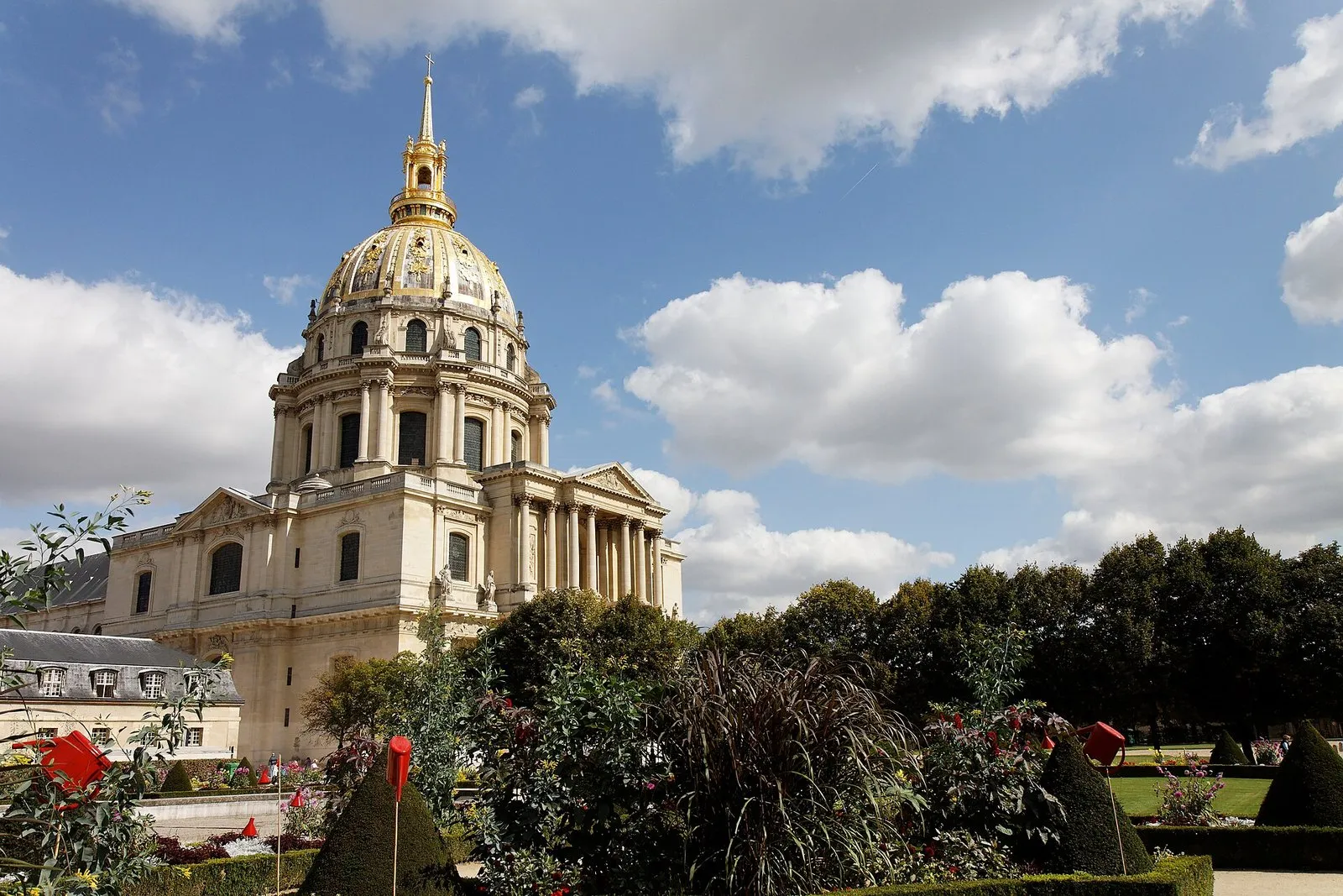 Le dôme doré des Invalides au-dessus des jardins