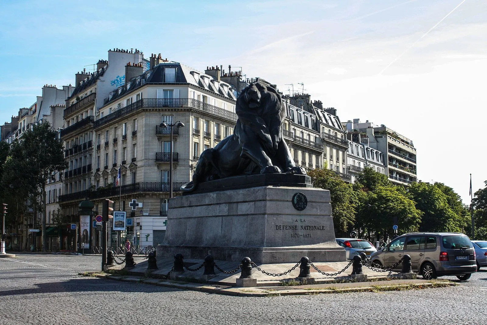 Le Lion de Belfort, place Denfert-Rochereau, avec des immeubles haussmanniens autour