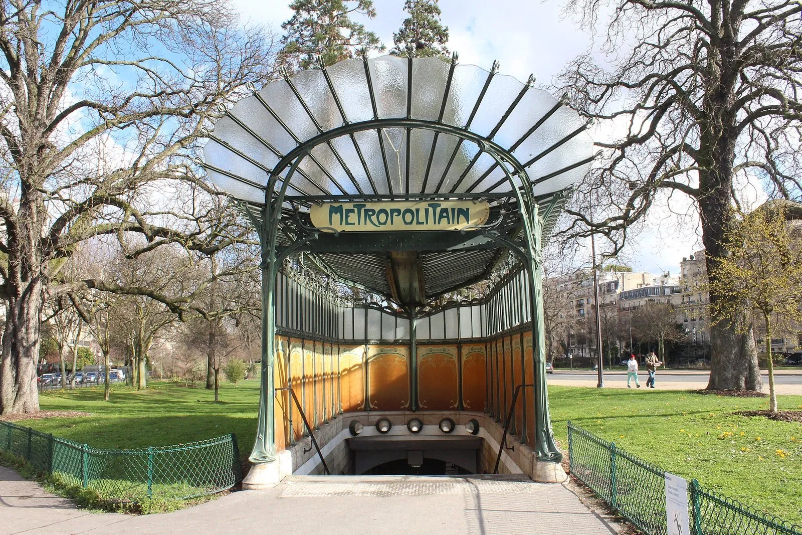 Une entrée de métro Art nouveau d’Hector Guimard à la porte Dauphine