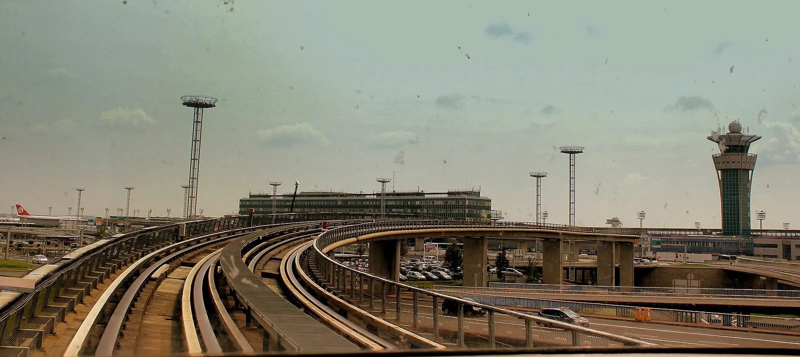 Le terminal Sud d’Orly vu depuis la voie de l’Orlyval