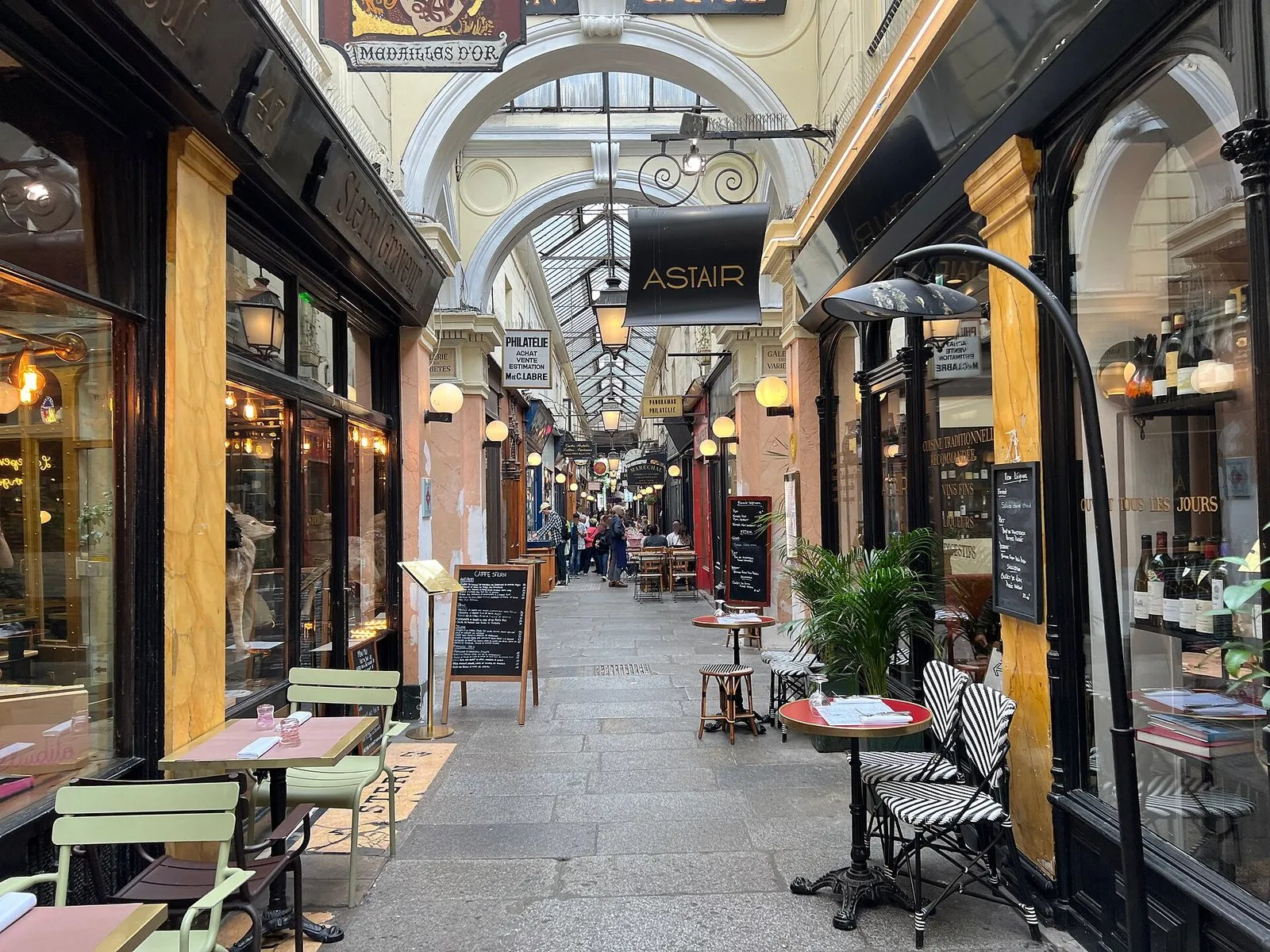 Les terrasses du passage des Panoramas sous sa verrière
