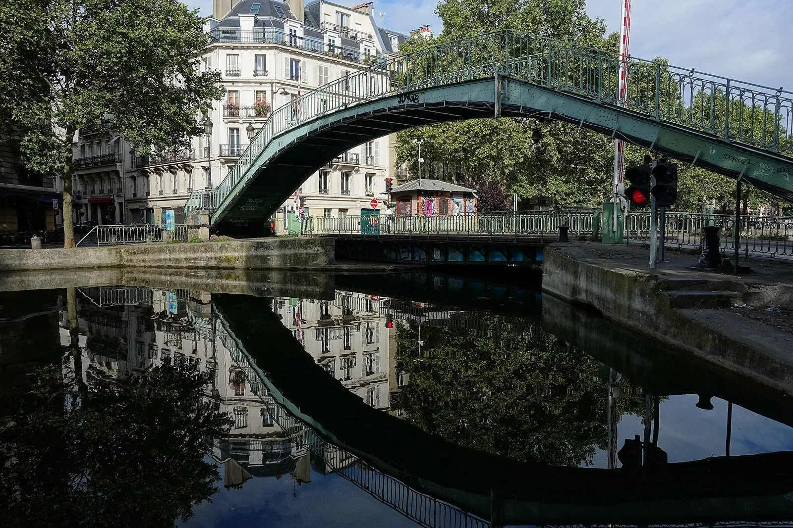 Une passerelle en fer et son reflet sur le canal Saint-Martin