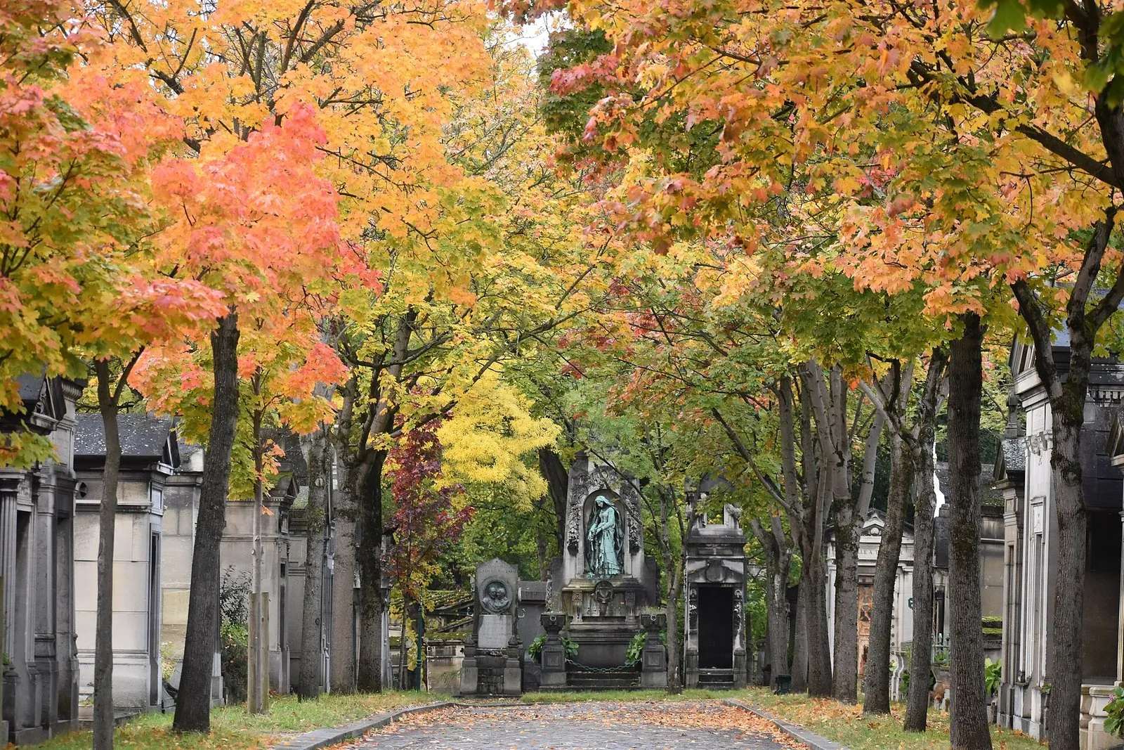 Une allée du cimetière du Père-Lachaise en automne