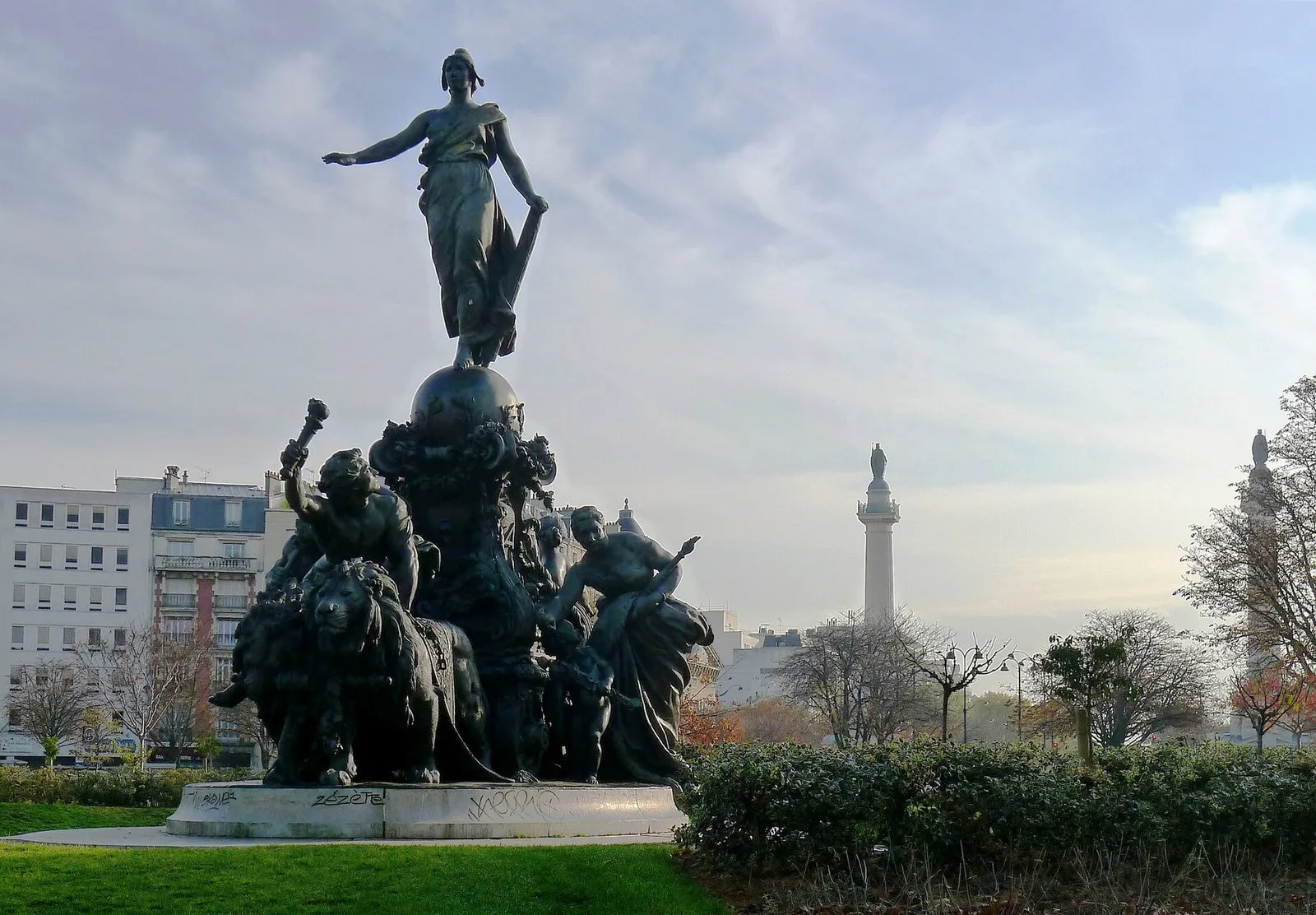 Le Triomphe de la République, place de la Nation, avec une des deux colonnes du Trône au fond