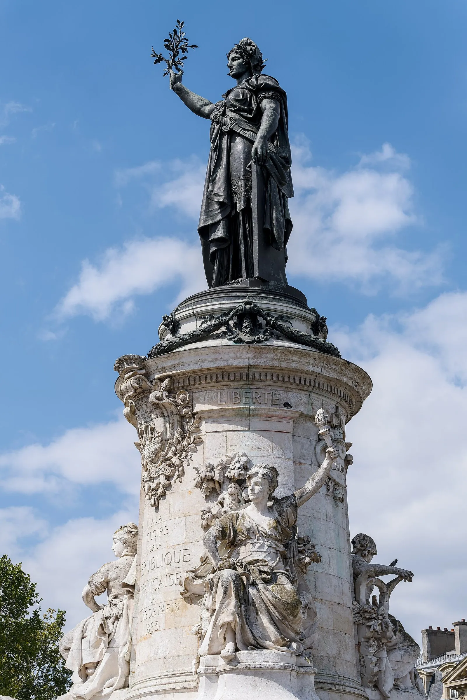 La statue de Marianne au sommet du monument de la place de la République