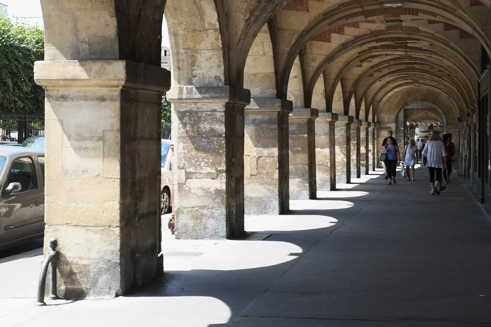 Les arcades de brique et de pierre de la place des Vosges