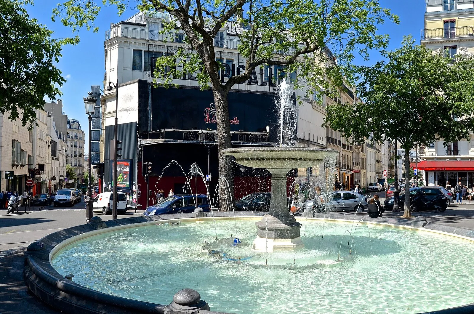 La fontaine de la place Pigalle un jour de beau temps