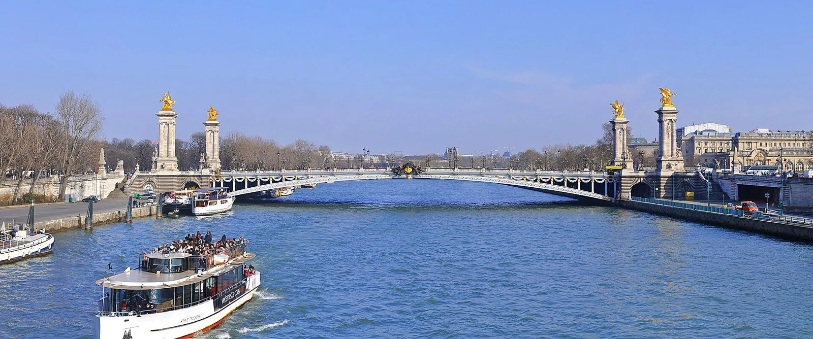 Le pont Alexandre-III et ses candélabres dorés sur la Seine