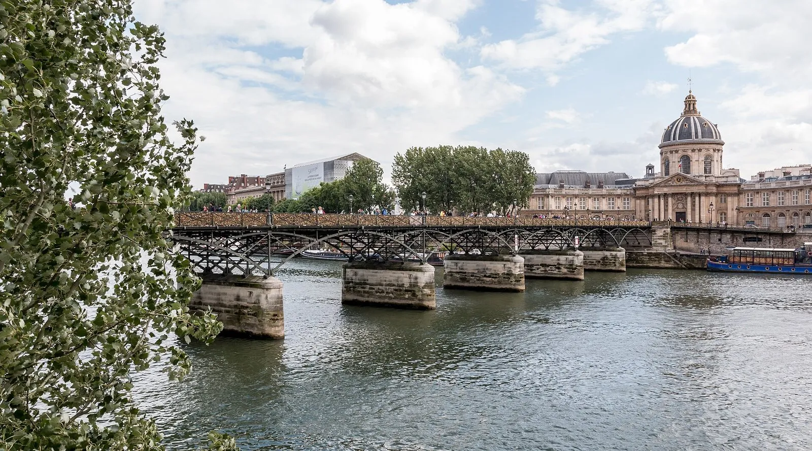 Le pont des Arts et l’Institut de France sur la rive gauche
