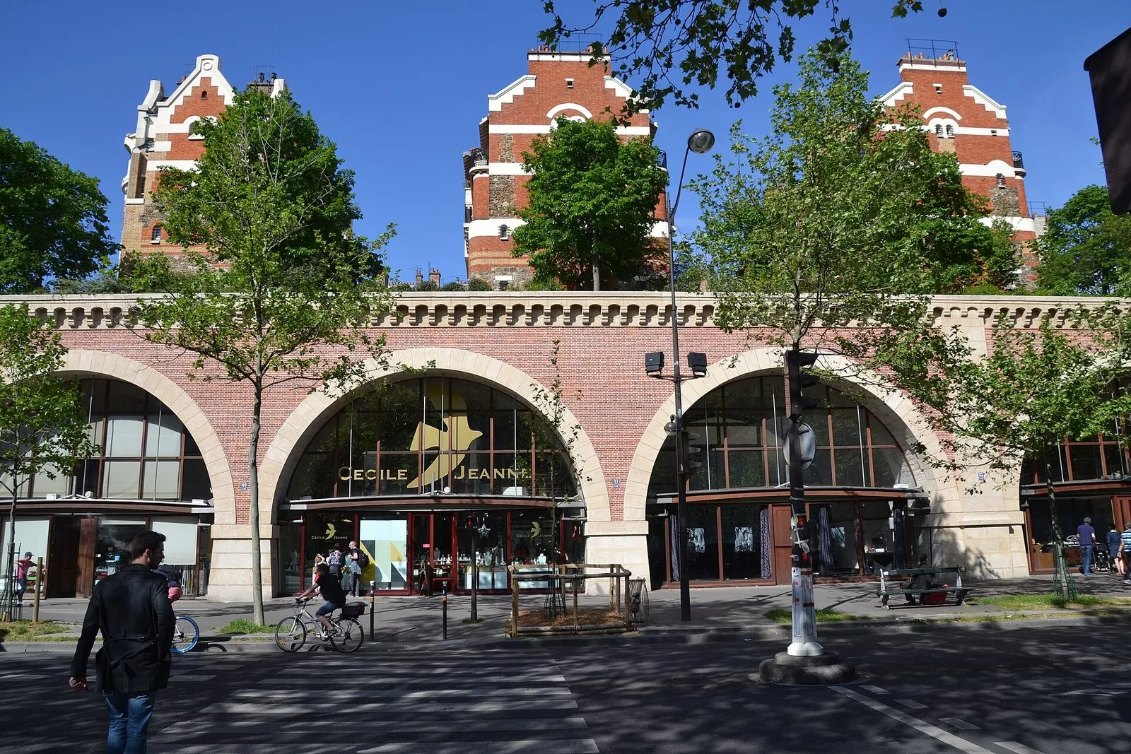 Les arcades de brique du viaduc des Arts et la promenade plantée au-dessus