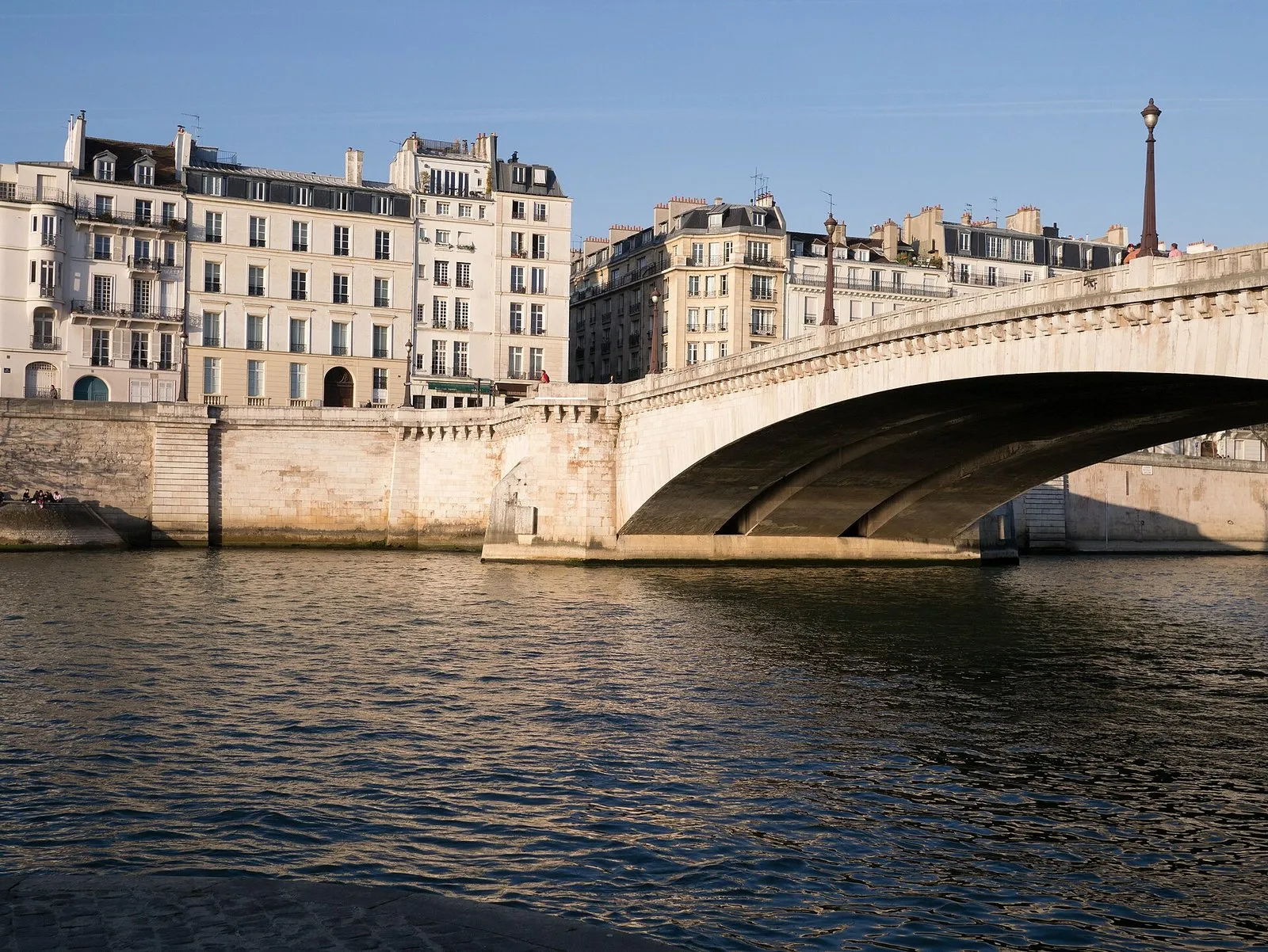Quai d’Orléans and the Pont de la Tournelle beside the Île Saint-Louis