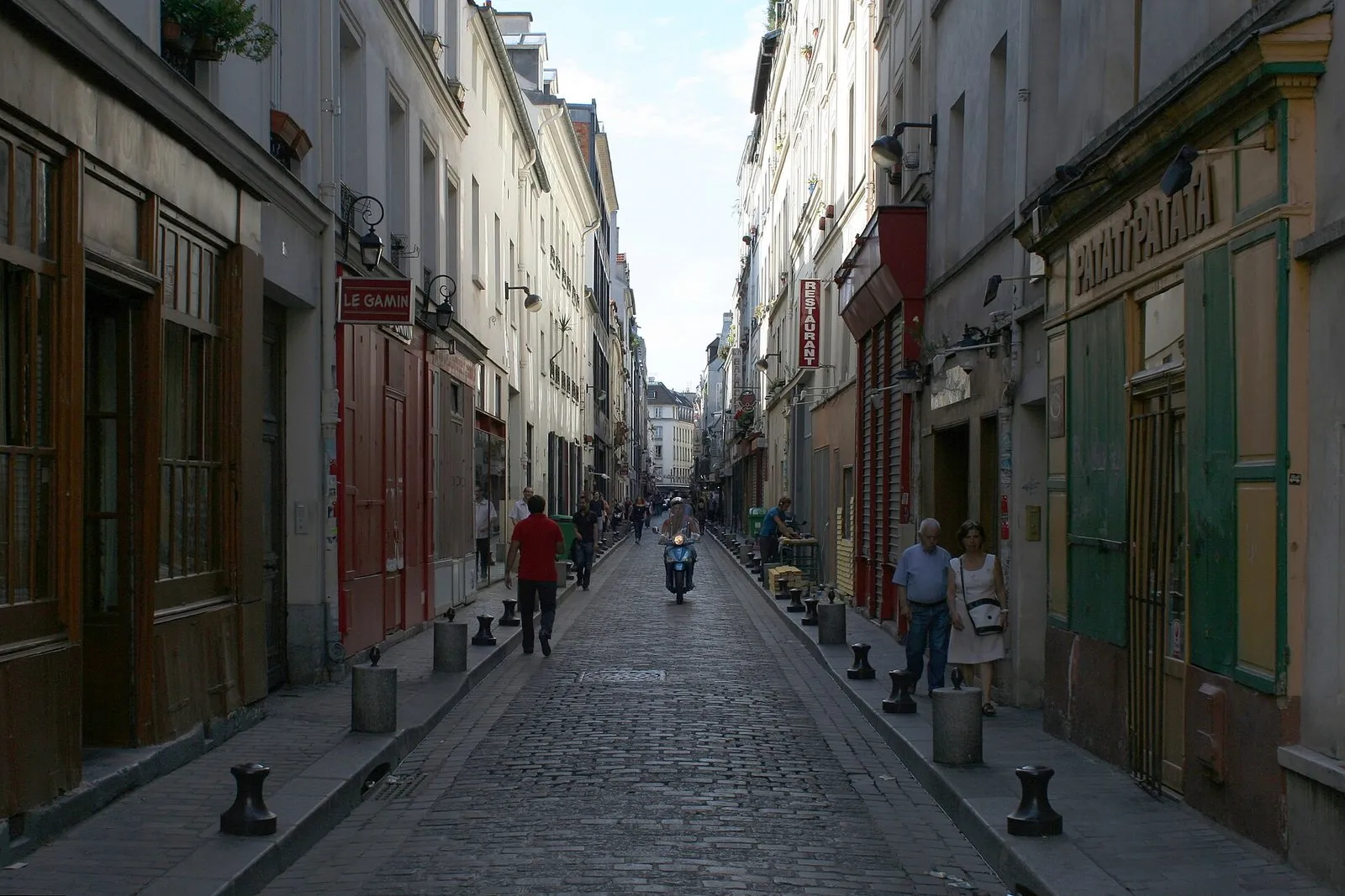 La rue de Lappe, ses devantures de bistrots et ses pavés