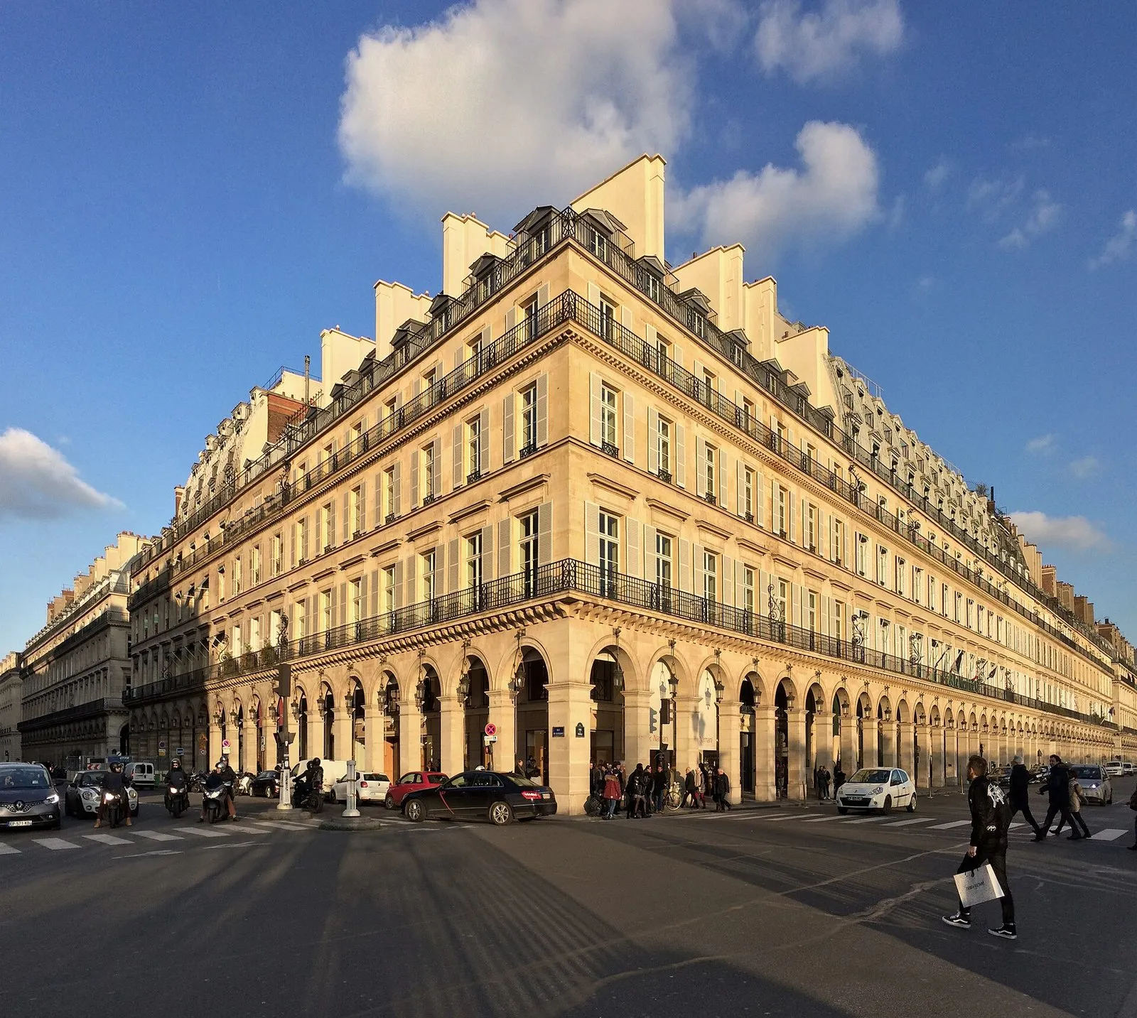 Les arcades et les façades de pierre de la rue de Rivoli