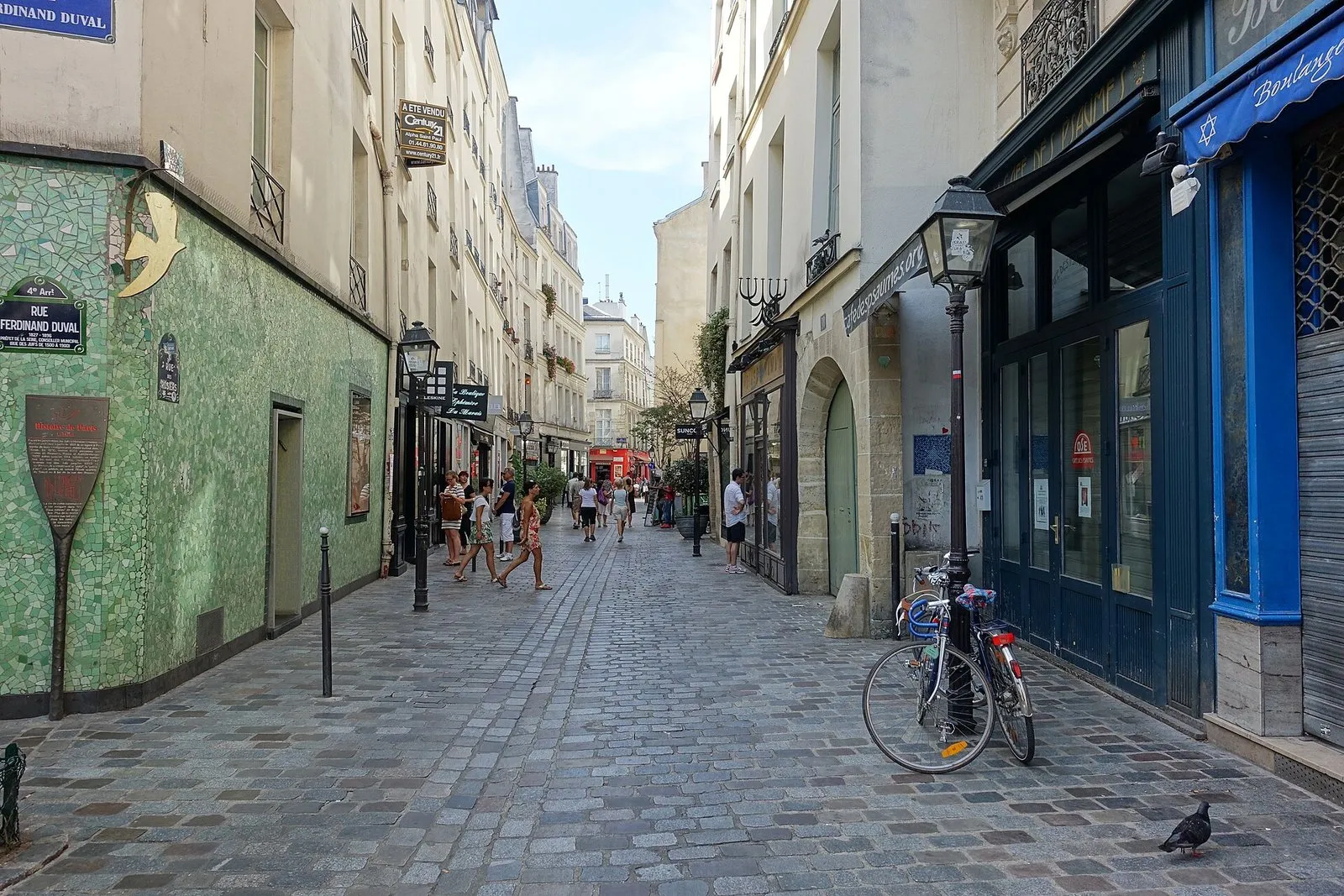 La rue des Rosiers, dans le Marais, avec ses devantures colorées