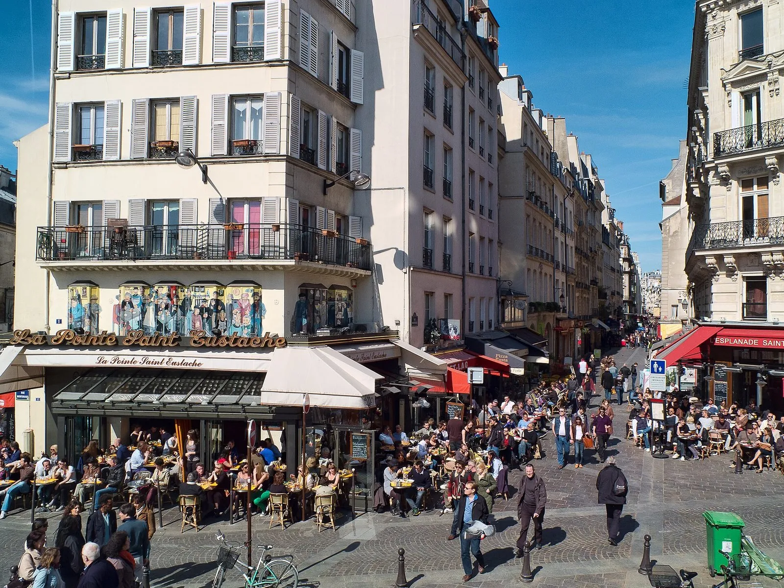 Les terrasses de la rue Montorgueil, rue piétonne du 2e arrondissement