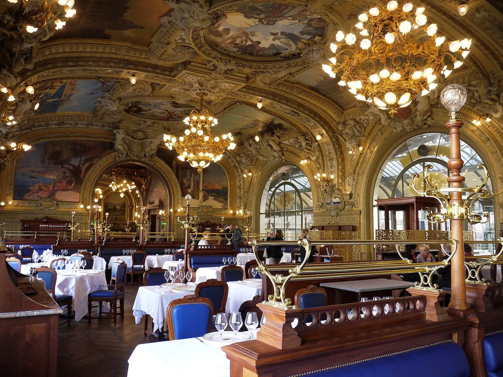 La salle du restaurant Le Train Bleu, gare de Lyon, avec ses dorures et ses lustres