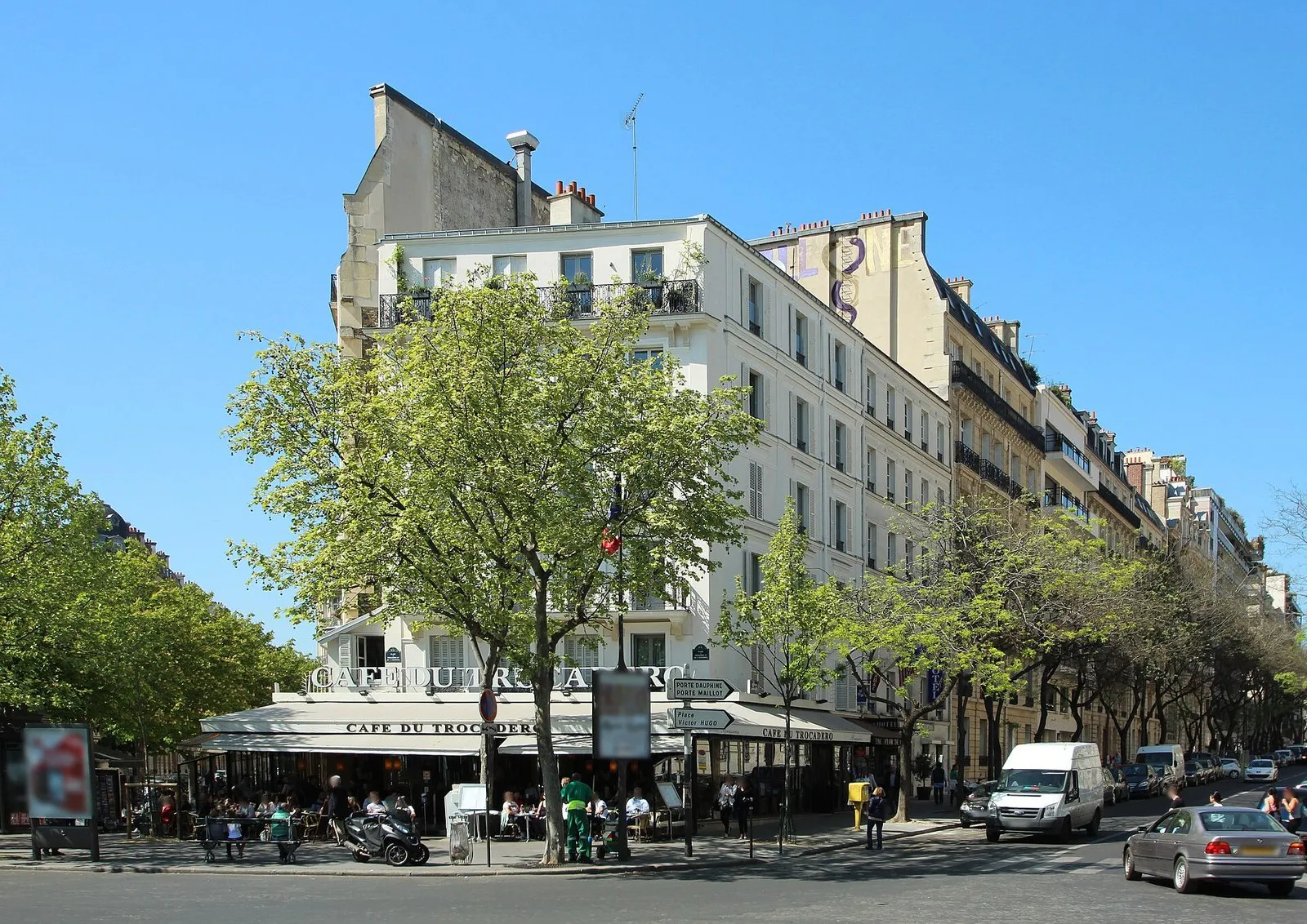 The Café du Trocadéro and its terraces on place du Trocadéro