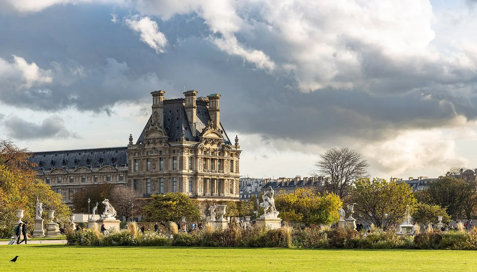 Le jardin des Tuileries et le pavillon de Flore du Louvre, sous un ciel d’automne